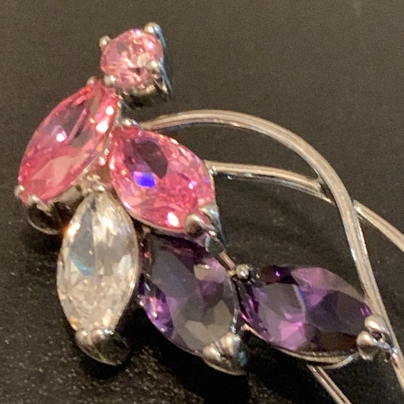 Delicate Design Silver-toned Crystal Rhinestone Floral Brooch - rare - Picture 9 of 9